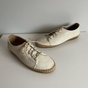 Clarks Women’s Off White Lace Up Flats SZ 10 NEW